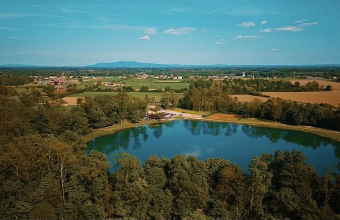 Jezero Laminci iz zraka, u pozadini Kozara