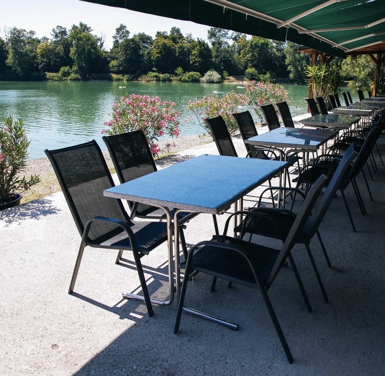 Terasa restorana uz jezero